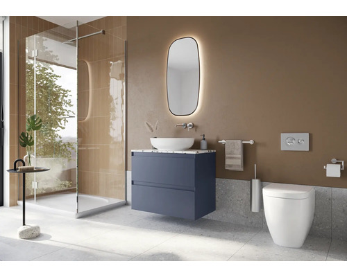 Modernes Badezimmer mit Dusche, Waschtisch, Spiegel und Toilette.