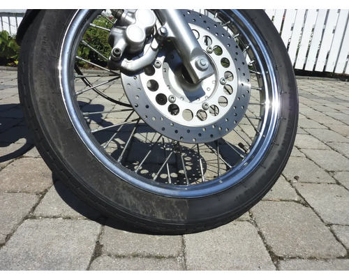 Motorradvorderrad mit Bremsscheibe und Reifen