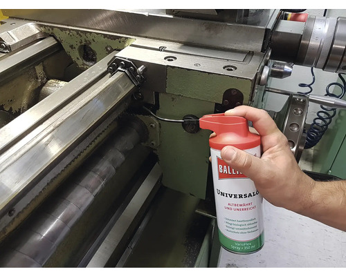 Anwendung von Ballistol Universalöl Spray zur Wartung einer Drehbank