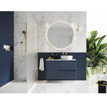 Modernes Badezimmer mit Dusche, Waschtisch, Spiegel und Dekoration