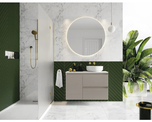 Modernes Badezimmer mit Waschtisch, Spiegel, Dusche und grünen Akzenten