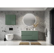 Modernes Badezimmer mit Waschtisch, Spiegel, Toilette und Ablage
