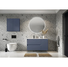 Modernes Badezimmer mit Waschtisch, Spiegelschrank und Toilette vor einer Wand mit Steinmuster