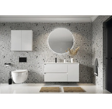 Modernes Badezimmer mit Waschtisch, Spiegel, Toilette und Schrank