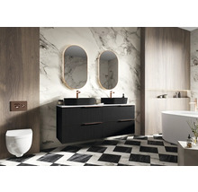 Modernes Badezimmer mit Doppelwaschtisch, schwarzen Aufsatzwaschbecken, ovalen Spiegeln mit Beleuchtung und einer Wandtoilette.