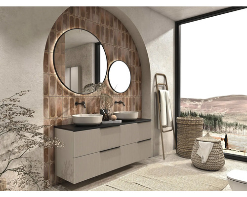 Badezimmer mit Waschtisch, Spiegeln, Wäschekörben und Handtuchhalter vor einem großen Fenster