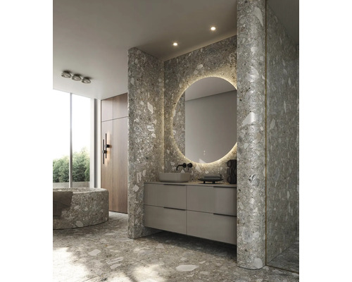 Modernes Badezimmer mit Terrazzo-Fliesen, rundem Spiegel mit Beleuchtung und Waschtischunterschrank