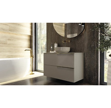 Badezimmer mit Waschtischunterschrank, Aufsatzwaschbecken, Spiegel und Badewanne