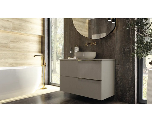 Badezimmer mit Waschtischunterschrank, Aufsatzwaschbecken, Spiegel und Badewanne