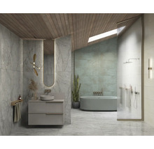 Badezimmer mit Badewanne, Waschtisch, Spiegel, Dusche und Holzelementen