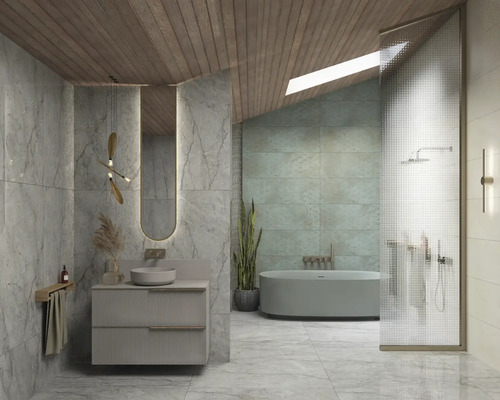 Badezimmer mit Badewanne, Waschtisch, Spiegel, Dusche und Holzelementen