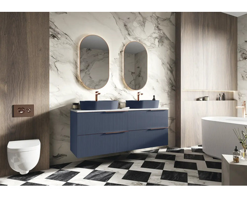 Modernes Badezimmer mit Doppelwaschtisch, ovalen Spiegeln und schwarz-weißem Schachbrettmuster