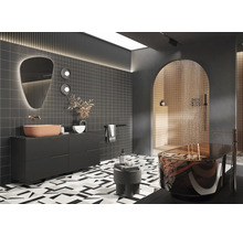 Modernes Badezimmer mit Badewanne, Waschtisch, Spiegel und gemusterten Fliesen
