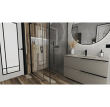 Modernes Badezimmer mit Dusche, Waschtisch und Spiegel