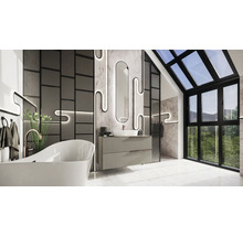 Helles Badezimmer mit freistehender Badewanne, Waschtisch, Spiegel und Fensterfront