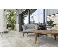 Terrasse mit Sitzgelegenheit, Tisch und Hängematte