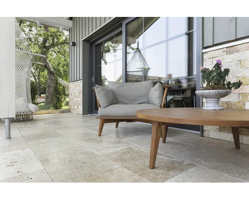 Terrasse mit Sitzgelegenheit, Tisch und Hängematte