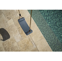 Kunststoffsitzschaukel mit Seilen neben einem Pool