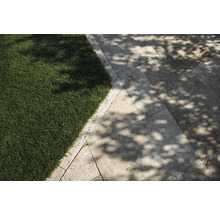 Gartenlandschaft mit Rasen und Steinfliesen