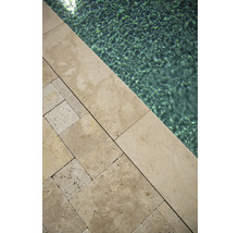 Detailansicht von Travertin Poolplatten am Beckenrand