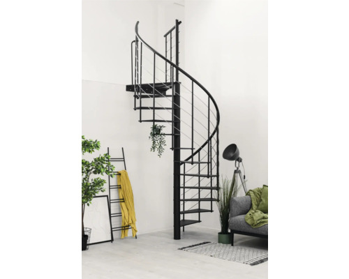 Schwarze Wendeltreppe im Wohnraum mit Dekoration