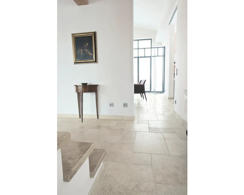 Heller Flur mit Natursteinboden und Treppe