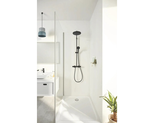 Modernes Badezimmer mit Dusche, Duschkabine und Waschtisch