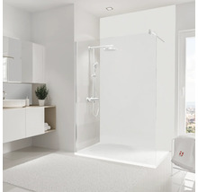 Helles Badezimmer mit begehbarer Dusche, Waschtisch und Fenster für ein modernes Ambiente