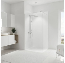 Badezimmer mit Duschkabine, Waschbecken und weißem Teppich