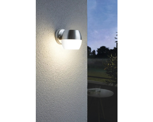 Leuchtende Aussenwandleuchte aus Metall und Glas an einer Hauswand