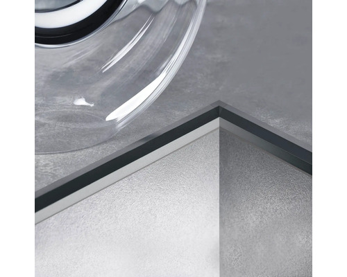 Detailaufnahme einer Duschrinne mit Glasaufsatz