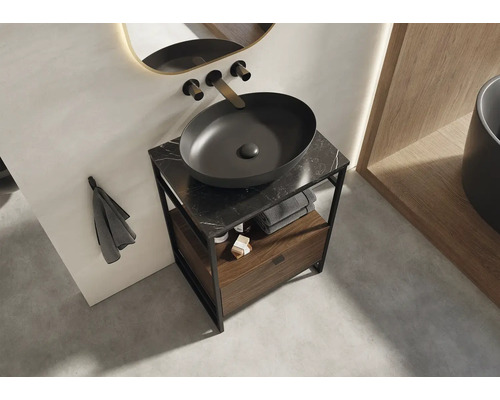 Waschtisch mit Aufsatzwaschbecken und Ablagefläche im Badezimmer