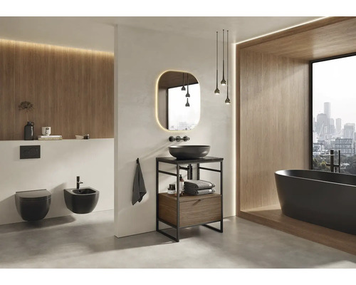 Modernes Badezimmer mit Toilette, Bidet, Waschtisch, Spiegel und Badewanne