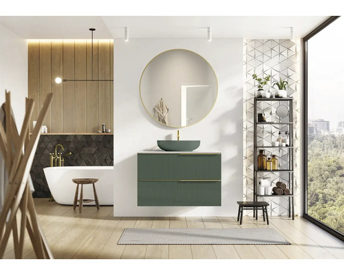 Badezimmer mit Waschbecken, Spiegel, Badewanne und Regal