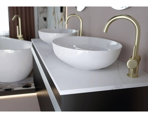 Badezimmerwaschtische aus Keramik auf Waschtischplatte mit Armaturen