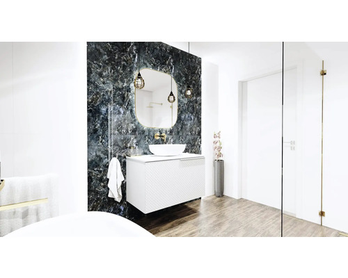 Modernes Badezimmer mit Waschtisch, Spiegel und Beleuchtung