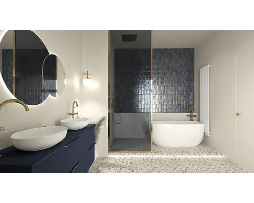 Modernes Badezimmer mit Dusche, Badewanne, Waschtisch und Spiegel