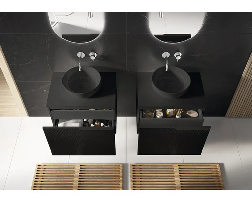 Badezimmer mit zwei Waschbecken, Unterschränken und Spiegeln