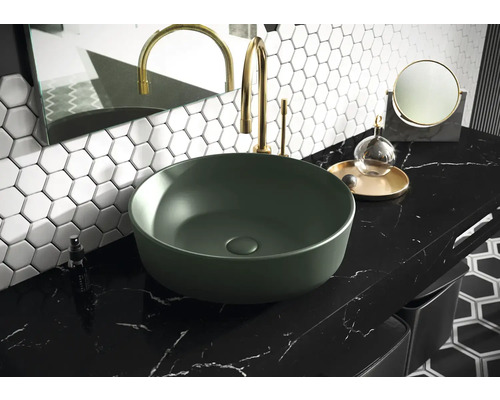 Badezimmer Waschbecken mit Armatur auf einer schwarzen Marmorplatte