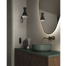 Modernes Badezimmer mit Spiegel, Lampe und Waschbecken