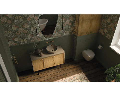 Badezimmer mit Waschbecken, Unterschrank, Spiegel, Toilette und floraler Tapete