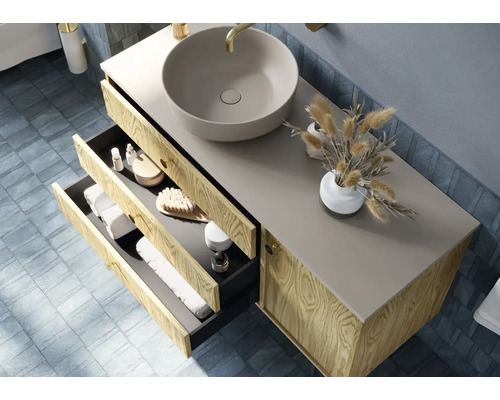 Modernes Badezimmer mit Waschtisch, Aufsatzwaschbecken und offenen Schubladen zur Aufbewahrung von Badutensilien.