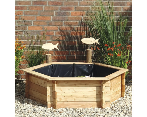 Holzteich mit schwarzer Folie, umgeben von Pflanzen und Dekoration