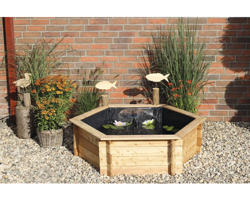 Holzteich mit Seerosen und Springbrunnen im Garten