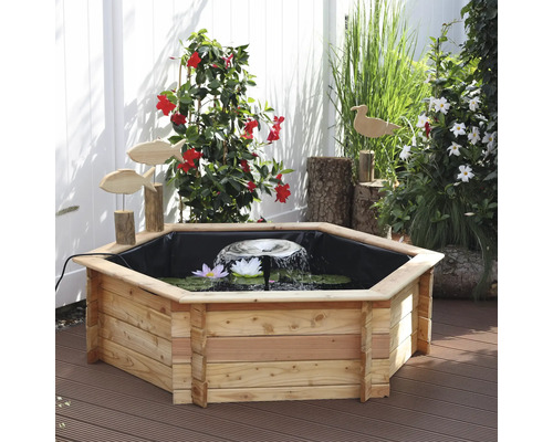 Gartenteich mit Holzeinfassung, Springbrunnen und Seerosen auf einer Terrasse