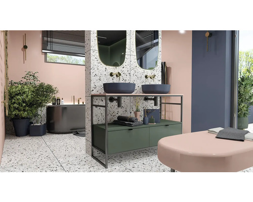 Badezimmer mit Doppelwaschtisch, Spiegeln und Badewanne