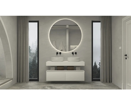 Helles Badezimmer mit Doppelwaschtisch, rundem Spiegel mit Hintergrundbeleuchtung und Fenster