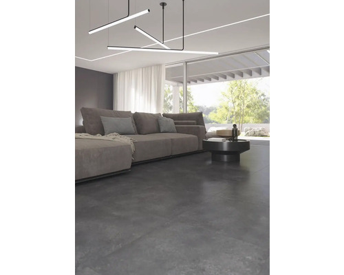 Wohnzimmer mit Sofa, Tisch und Beleuchtung