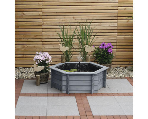 Sechseckiger Gartenteich aus Holz mit Springbrunnen, Pflanzen und Dekoration