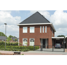 Freistehendes zweistöckiges Haus mit Ziegelmauerwerk und dunklem Ziegeldach